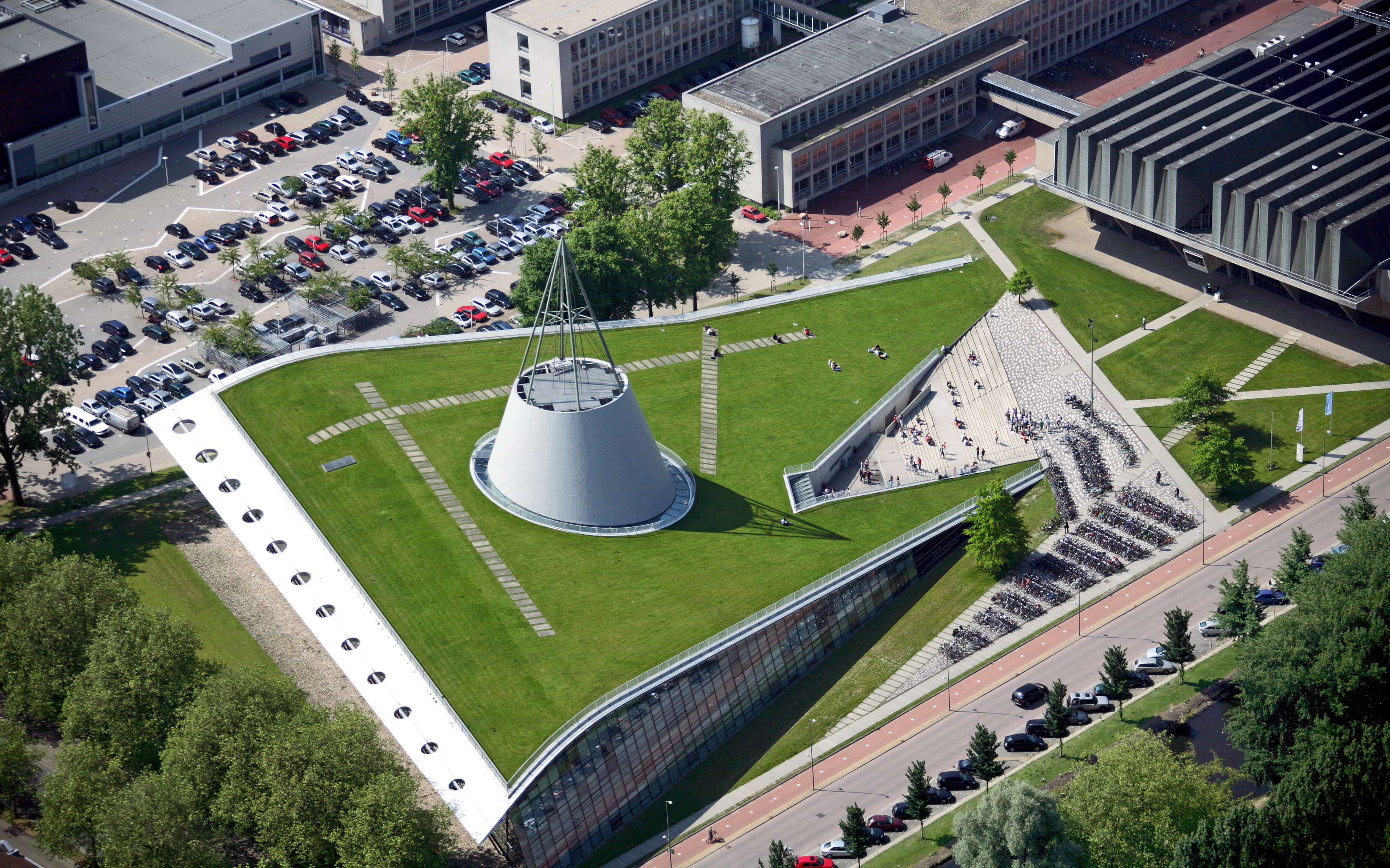 Bird's eye view of the library building with the green roof