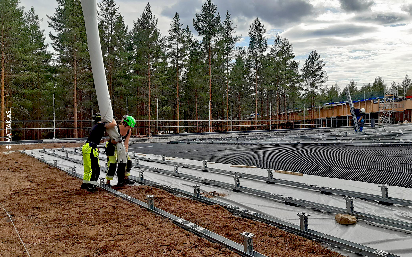 Substrate is being applied on a roof