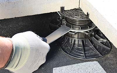 Adjusting Elefeet® pedestals