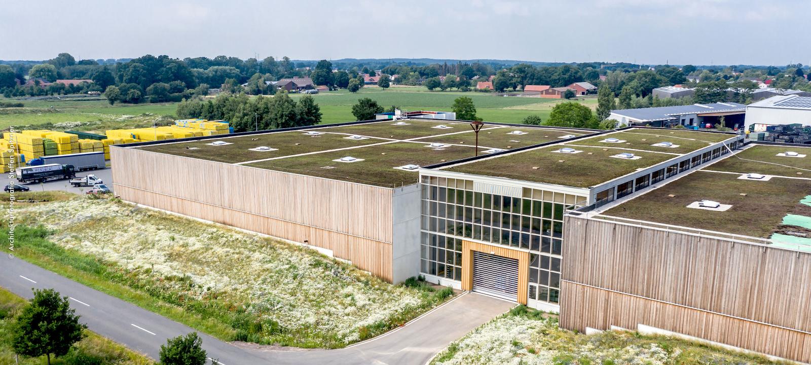 Building with a green roof