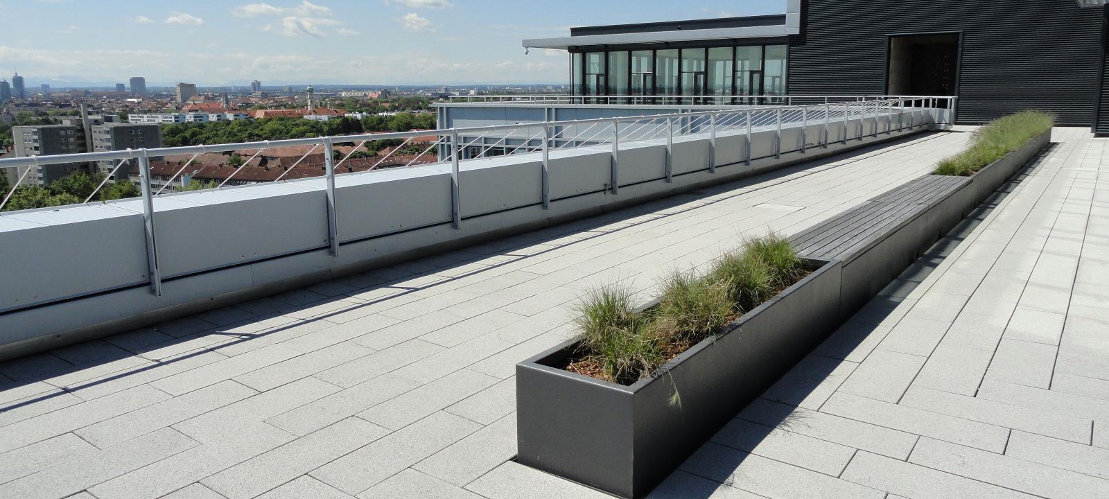 Roof terrace with concrete slabs