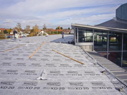Fixodrain® XD 20 is spread on a roof