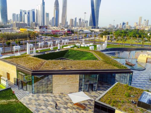 Building with a green roof amidst a green park in the city