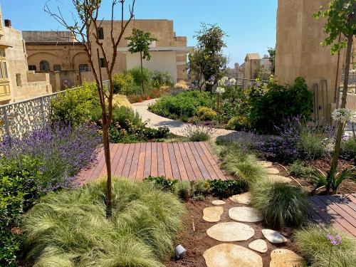 Roof garden with seating area and natural stones