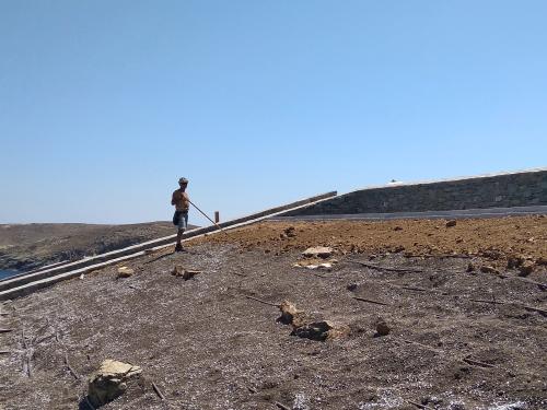 Roof surface with substrate and boulders