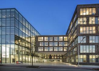 Extensive green roof with stormwater retention across the actual roof area of 3,800 m² resembles sealed surfaces such as is the case in the entrance area of the new company building. Source: Mitsubishi Electric Europe B.V. Company building