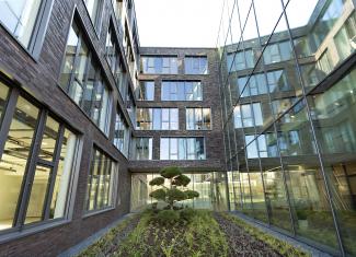 Grasses and groundcover in the atria create a frame for the eye-catching topiary. ZinCo spacer elements are also used here. Atrium with grasses and groundcover