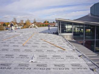 Fixodrain® XD 20 is spread on a roof