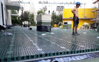 The fully installed stormwater management layer RSX 80 can store up to 76 l/m² of rainwater in its cavities. The fully installed stormwater management layer RSX 80.