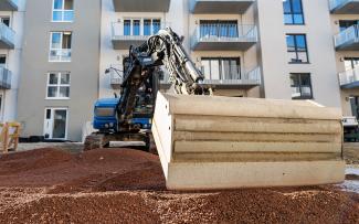 Thanks to the stable ZinCo system build-up with RSX 80, using diggers to apply the substrate is not a problem. © Strassen- und Tiefbau Urban GmbH Substrate is applied on an underground garage.