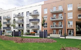 The planted and surface areas at Noltemeyer Hoefe conceal an impressive 5,780 m² of stormwater management area. Lawn and small trees in front of residential buildings