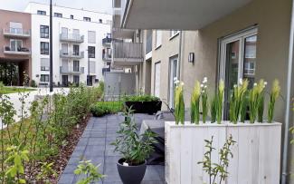 The residents of Noltemeyer Hoefe contribute to the pleasant optics in their own way with their patio designs. Decorated patios in front of residential flats