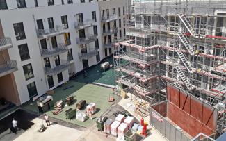 The waterproof membrane was fitted section by section, followed by the individual layers of the ZinCo Storm management green roof. The waterproof membrane is fitted in a courtyard.