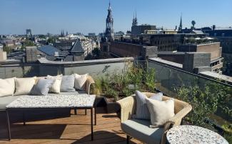 Thanks to the ZinCo System Build-up “Stormwater Management Roof“ the exclusive Soho House roof garden is able to store large quantities of rainwater. © ZinCo Benelux B.V. Seating area on a roof terrace