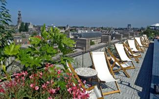 The many loungers are an invitation to sunbathe. © ZinCo Benelux B.V. Loungers on a roof terrace