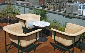 The cosy group seating on the roof is an invitation to linger a while. © ZinCo Benelux B.V. Group seating on a roof