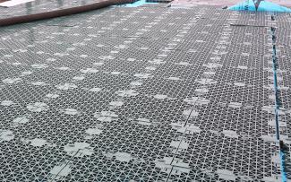 The Retention Spacers RSX 65 were installed over the complete surface in a square grid pattern. They allow for up to 60 l/m² of rainwater to be retained. © ZinCo Benelux B.V. Installed Retention Spacers RSX 65