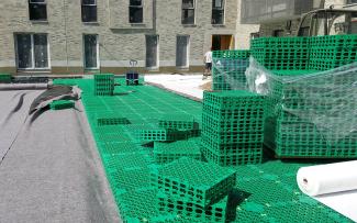 These retention spacers enable roofs to retain maximum volumes of water, therefore providing relief for the sewage system in the case of heavy rain events. Retention spacer elements during installation