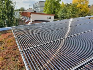 An extensive green roof with PV tubes offers huge market potential. The lightweight tubes generate a considerably lower wind and snow load, which in turn allows for a solar base frame in a lightweight design. Green roof with tubular photovoltaic modules