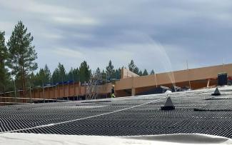 Drainage layer on a roof