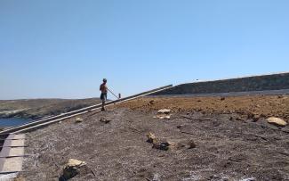 Roof surface with substrate and boulders