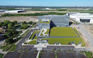 11,700 m² of green roofing extends over the most diverse roof areas from the underground garage deck right up to the three-storey wing of the office building. Bird's eye view onto a green roof