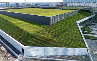 It was possible to green the steep roof areas with a pitch of up to 50° using more intensive measures for shear transfer. Green roof